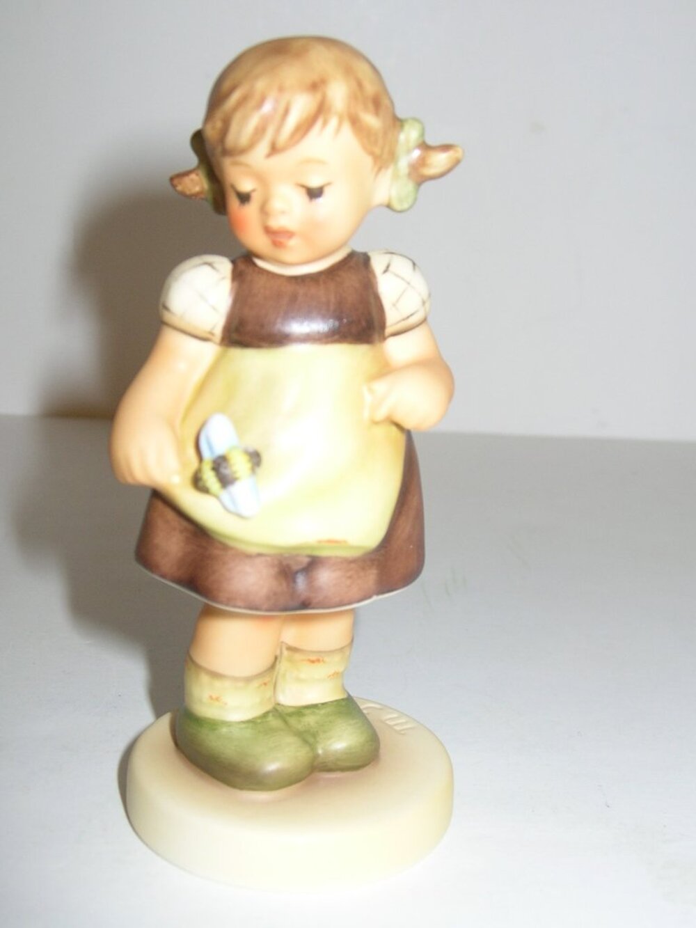 Goebel HUMMEL "BEE MY FRIEND" HUM#2300 Club Exclusive TMK10 4" Tall Girl w/Bee